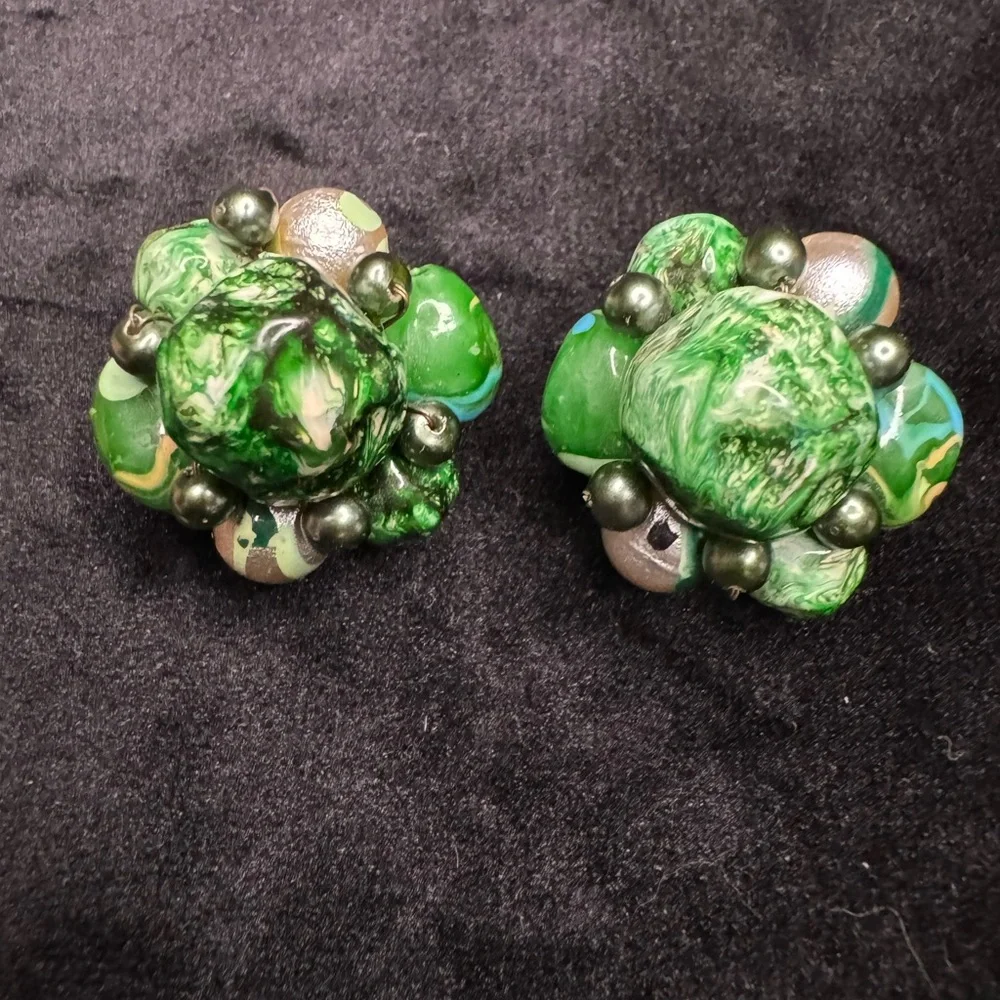 Vintage green clip on earrings made in Hong Kong - Picture 1 of 2